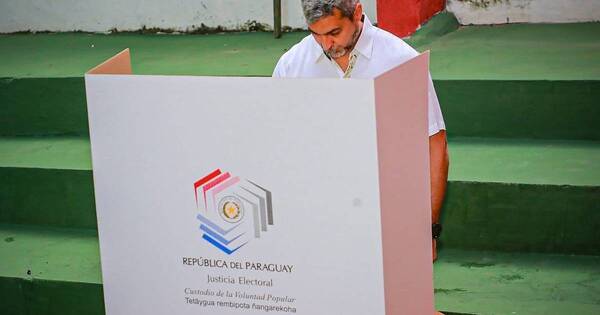 La Nación / Abdo votó antes del horario establecido