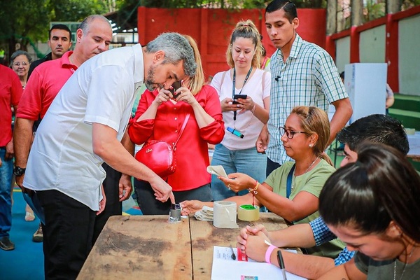 Abdo espera que hoy gane la democracia, pero aclara que no se dará el abrazo con Cartes