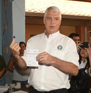 Votó Arnoldo Wiens, candidato a presidente de Fuerza Republicana - Política - ABC Color