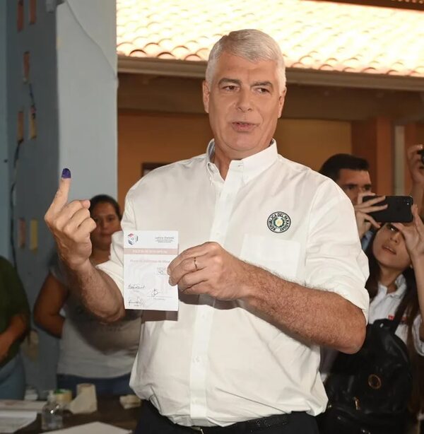 Votó Arnoldo Wiens, candidato a presidente de Fuerza Republicana - Política - ABC Color