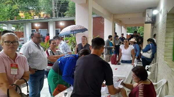 Lluvia retrasó inicio de votación en Fuerte Olimpo - Política - ABC Color