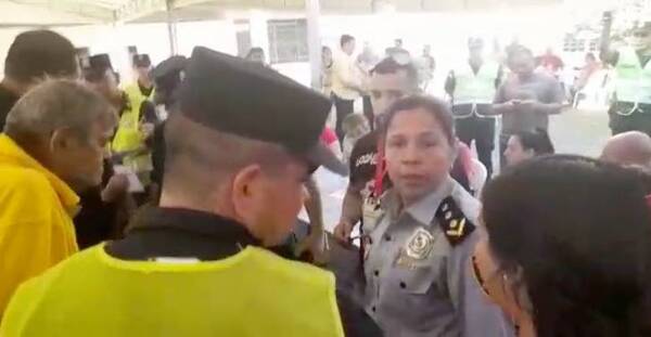 [VIDEO] Oikó la akashará en varios locales de votación