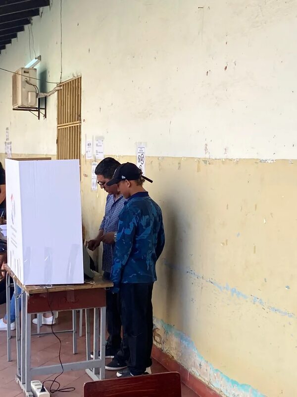 Apoderado liberal trata de justificar el “voto acompañado” - Política - ABC Color