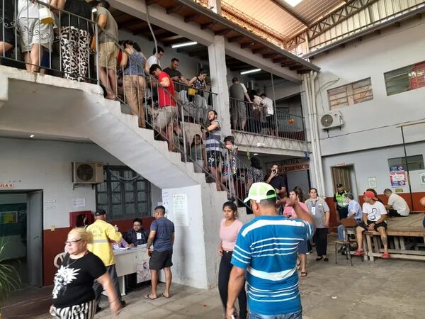 Aglomeración en colegio electoral: 12 mesas habilitadas para 16 mil electores - Política - ABC Color