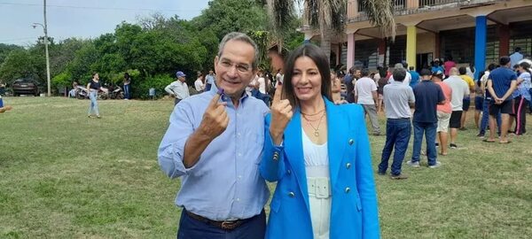Conocida luthier luqueña, candidata a vicepresidenta, ya ejerció su derecho al voto - Nacionales - ABC Color
