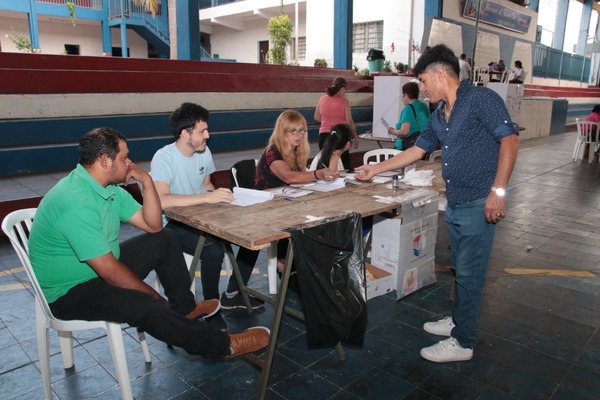 “Economista” mantiene ventaja y acumula 18 puntos más que su contrincante, según boca de urna - trece