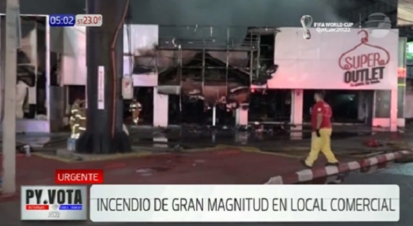 Reportan incendio controlado en tienda de ropas