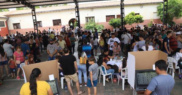 La Nación / Reportaron aglomeración de personas en locales de votación ante lento proceso en mesas
