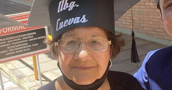 La Nación / ¡Nunca es tarde! Mujer de 82 años culminó la carrera de derecho en la UNA