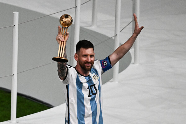 Lionel Messi recibe el Balón de Oro del Mundial
