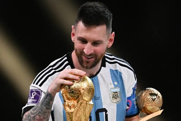 Messi levanta al cielo de Lusail su gran sueño, la Copa del Mundo - Mundial Qatar 2022 - ABC Color