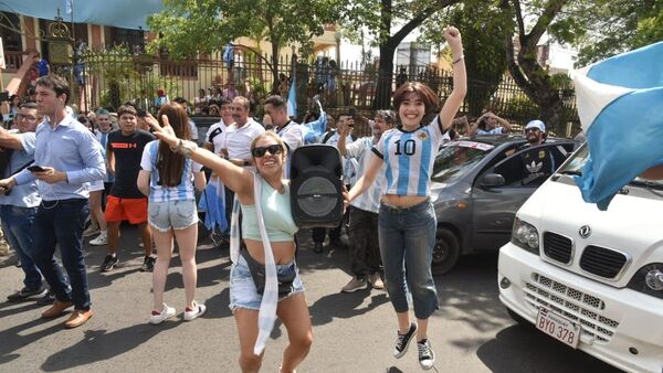 Argentinos visten de albiceleste a Asunción