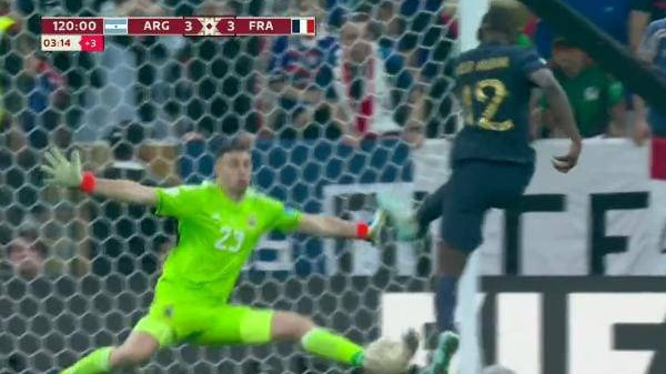 [VIDEO] La increíble tapada de "Dibu" Martínez que salvó a Argentina de la derrota