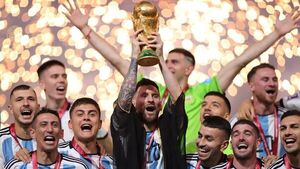 Lionel Messi levanta al cielo de Lusail su gran sueño