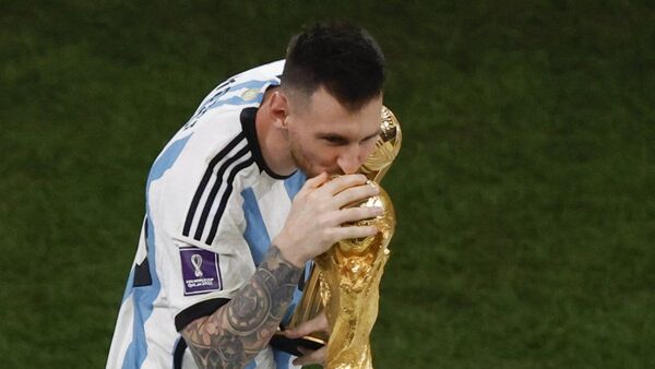 Messi se sienta en la mesa de Maradona