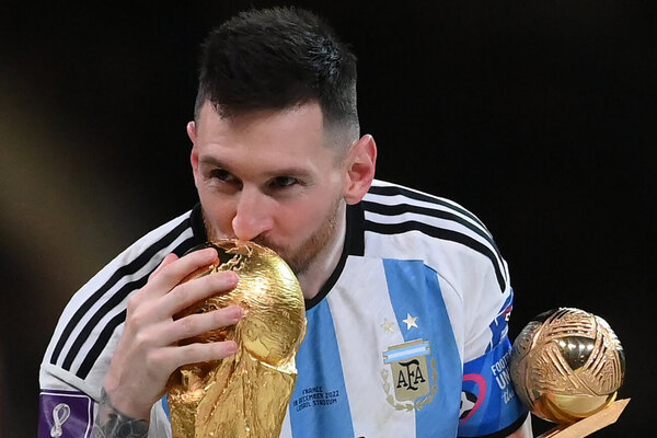 Messi alza la Copa en Catar: '¡Somos campeones del mundo!'