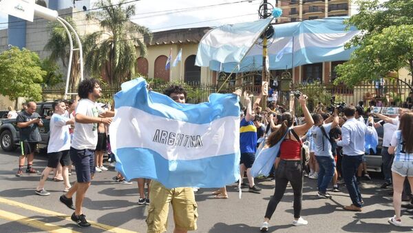 La marea albiceleste llega a Asunción