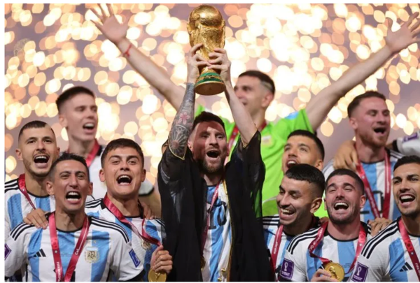 Lionel Messi levanta al cielo de Lusail su gran sueño
