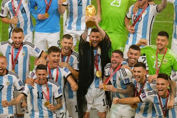 “Bisht”: qué significa la capa que le pusieron a Messi cuando se convirtió en campeón del mundo en Qatar - Fútbol Internacional - ABC Color