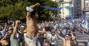 La Nación / Copa del Mundo: argentinos celebran su tercer título en un momento económico complicado