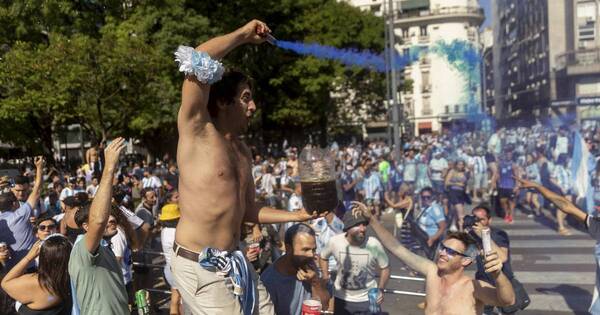 La Nación / Copa del Mundo: argentinos celebran su tercer título en un momento económico complicado