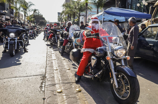Motociclistas entregan juguetes a niños en la frontera norte de México - MarketData