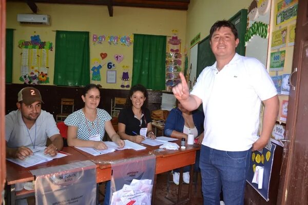 Precandidato cartista gana nominación para gobernación de Caazapá - Política - ABC Color