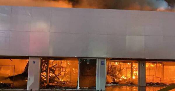 La Nación / Una tienda de ropas fue consumida por el fuego