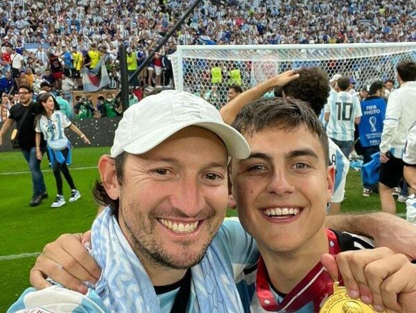 QATAR 2022: Un paraguayo que se “coló” en los festejos de los peloteros argentinos