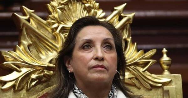 La Nación / Perú: Dina Boluarte destituye a su primer ministro y anuncia una reestructuración del gabinete