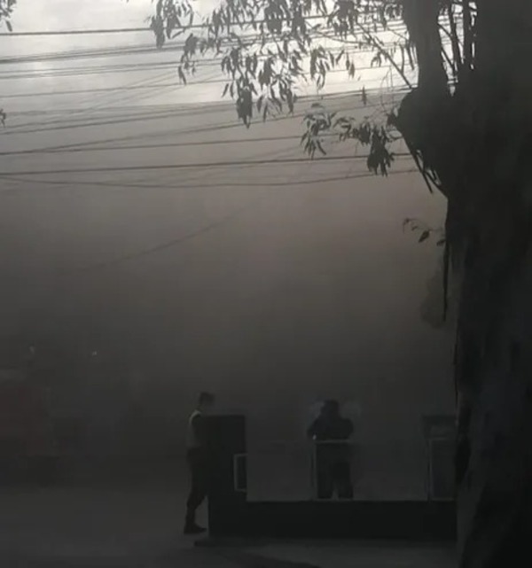 Reportan incendio de gran magnitud en local comercial sobre San Martín - Unicanal