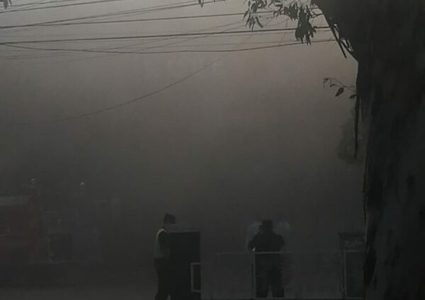 Diario HOY | Se incendia negocio sobre San Martín y corre peligro de derrumbe