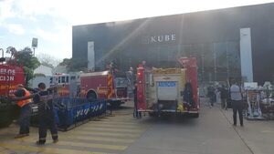 Voraz incendio obliga a evacuar zona de San Martín y Lillo  - La Primera Mañana - ABC Color