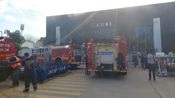 Voraz incendio obliga a evacuar zona de San Martín y Lillo - La Primera Mañana - ABC Color