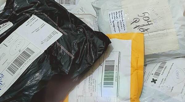 35 pequeños paquetes aguardan por destinatarios en el Correo