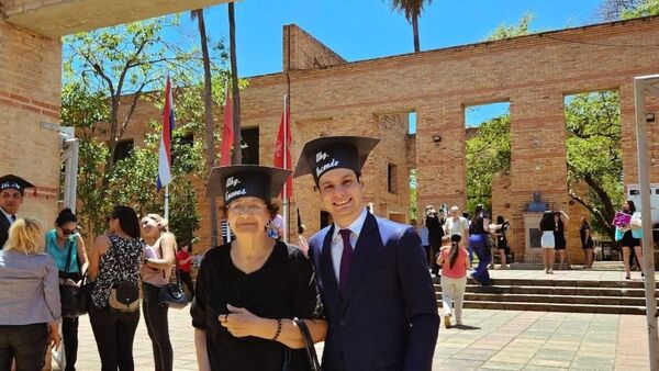 Abuela de 82 años se recibió de abogada