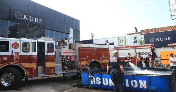 La Nación / Controlan voraz incendio en un depósito de Asunción