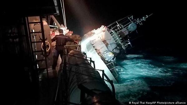 Barco de Marina de Tailandia naufraga y deja 33 desaparecidos
