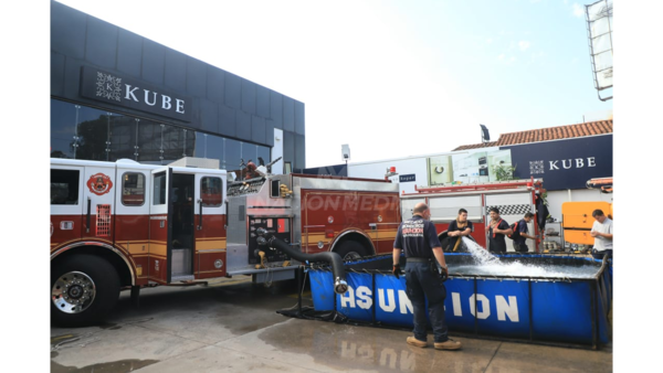 Feroz incendio consume depósito y evacuaron la zona