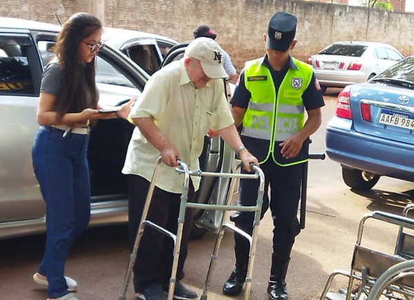 Adultos mayores dieron ejemplo y acudieron a votar en la escuela 354 - La Clave