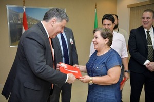 Moradores de áreas de CDE celebran formalización de transferencia de inmueble - Noticde.com