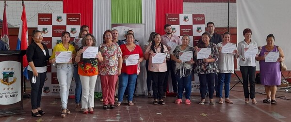 Diario HOY | Mujeres de Ñemby reciben reconocimiento por labor social