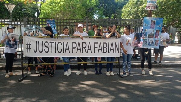 Familiares de joven asesinado protestan ante constantes dilaciones de la audiencia preliminar de «Papo» Morales