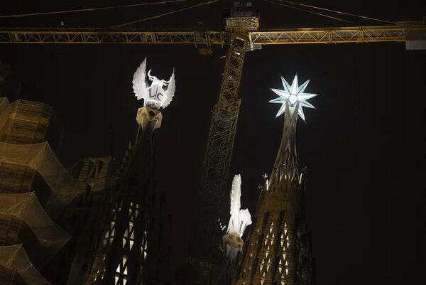 La Sagrada Familia de Barcelona ilumina sus dos nuevas torres - Viajes - ABC Color