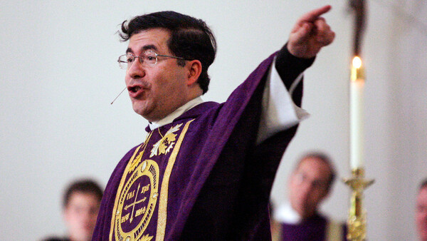 Diario HOY | Un sacerdote que puso un feto abortado en un altar es expulsado por el Vaticano