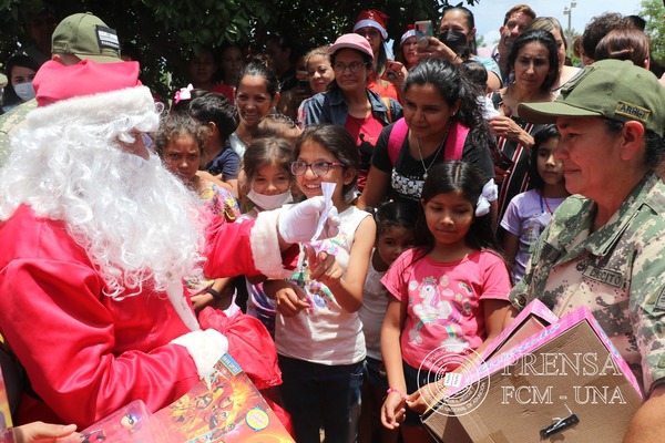 ¡Papá Noel aterrizó con muchos regalos en el Hospital de Clínicas! - trece