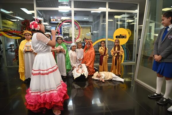Niños acercaron la magia de la Navidad a la redacción de ABC - Nacionales - ABC Color