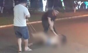 Arrastran y atan a una mujer a un árbol