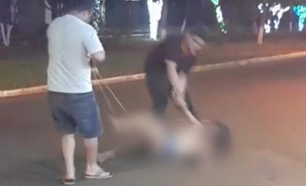 Arrastran y atan a una mujer a un árbol