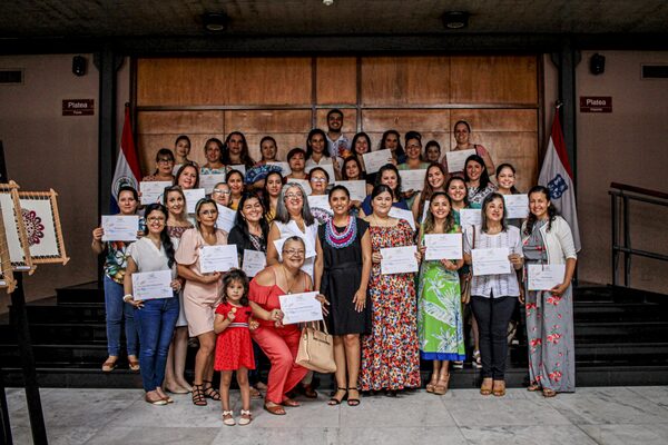 Con tecnología, tejedoras de ñanduti aprendieron las técnicas del “yma” - Unicanal